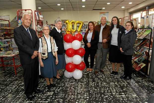 La Librería Paulinas celebra 107 años y de ellos 73 lleva en Manizales. En la imagen: Óscar Gaviria Valencia, la directora de Li