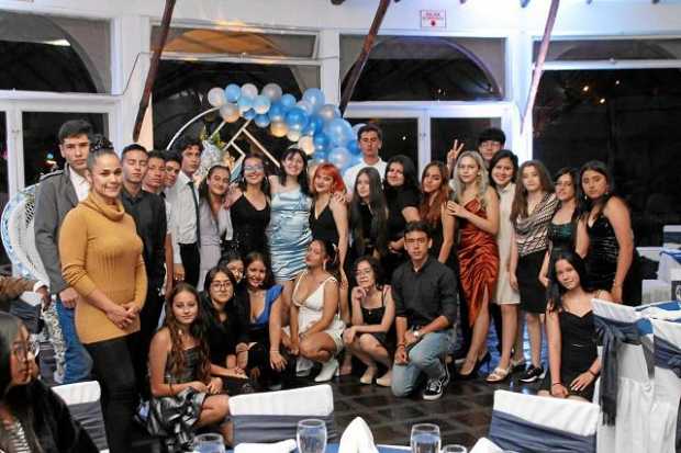 Fotos / Cortesía / LA PATRIA     Sara compartió con sus amigos durante el festejo. 