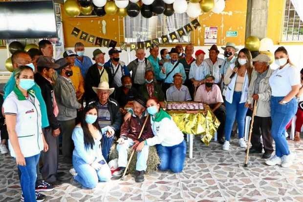 |Henry Giraldo | LA PATRIA    En la Fundación Juan Pablo II se realizó la celebración con los adultos mayores que habitan allí d