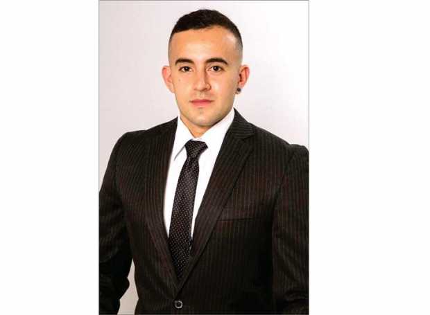 Hoy 1 de julio la Universidad Autónoma de Manizales le otorga el título de ODONTÓLOGO. Sus padres Jhon Jairo Vallejo y Claudia A