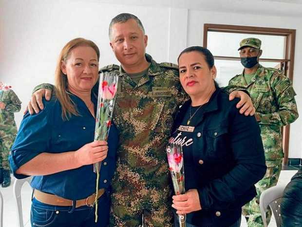Lina Medina Tabares, teniente coronel Eduar Mauricio Delgado Hernández y Olga Elena Morales Ortiz