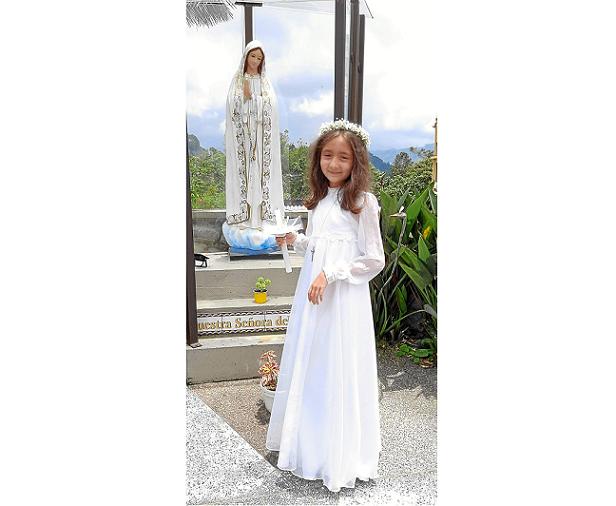 Antonia Giraldo Salazar recibió el sacramento de la Comunión en ceremonia religiosa oficial en el Colegio San Luis Gonzaga. 