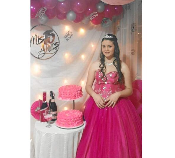 Johana Ospina Salgado, la quinceañera estuvo acompañada de sus amigas.