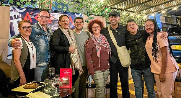 En la librería Ágora se realizo una lectura de poemas de Ana Patricia Collazos y recital musical al evento Asistieron Ana Muñoz,
