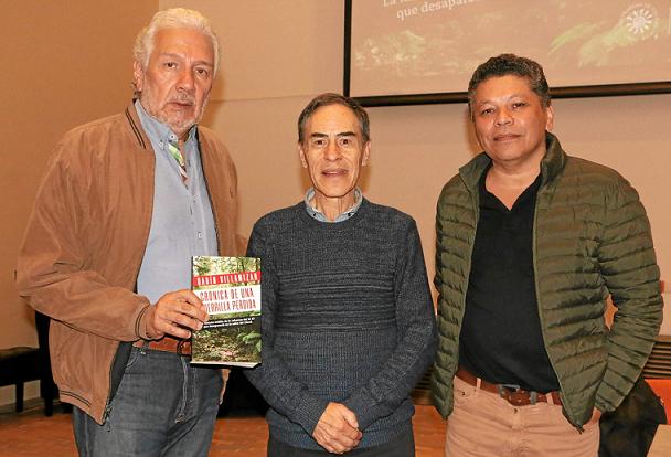 Darío Villamizar Herrera, autor del libro; Carlos Alberto Ospina Herrera, docente Universidad de Caldas y Mario Hernán López Bec