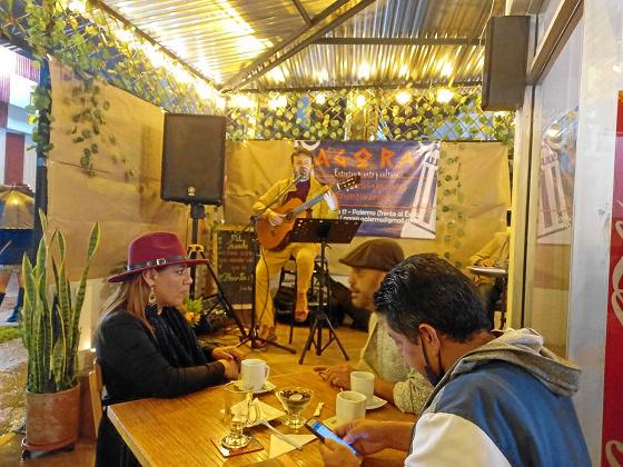 Una Noche de música brasilera se escucho en la librería Ágora en la guitarra del Genaro López