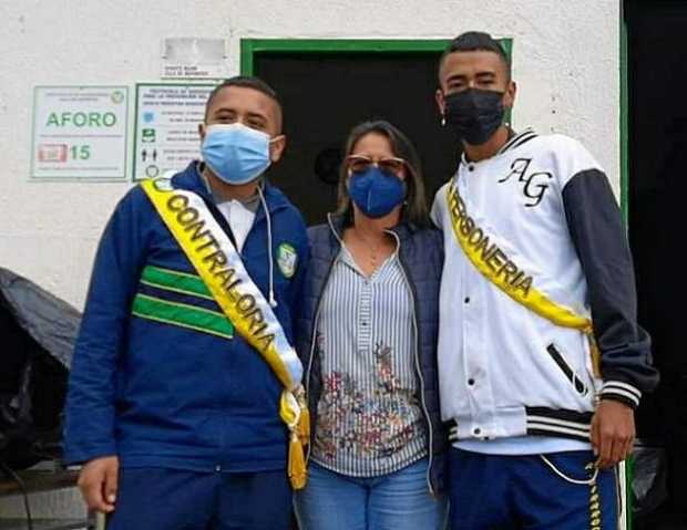 Wilder Posada Márquez, contralor; Rectora Odilia Ramírez Contreras y Juan Esteban Henao Villegas, personero.