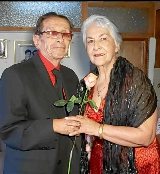 Lola Riaño y Carlos Restrepo, una pareja de esposos oriundos de Neira, celebraron en compañía de sus hijos, nietos y amigos 60 a