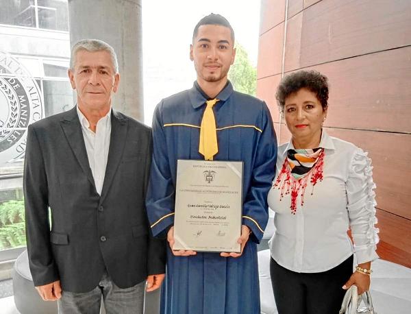 Juan Camillo Vallejo García recibió el título de Diseñador Industrial otorgado por la Universidad Autónoma. Lo acompañan sus pad