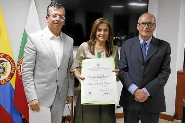 Amparo Sánchez Londoño quien recibo la medalla Alfonso Carvajal Escobar acompañada por Juan Carlos Pineda Uribe y Jose Eduardo E