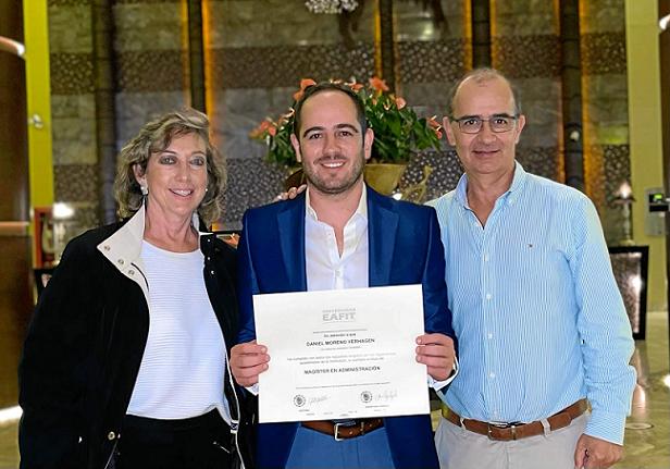 La universidad EAFIT le otorgo a Álvaro Moreno el grado de Magister en Administración lo acompañan en la foto Jennifer Verhagen 