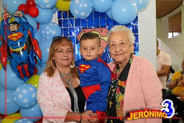 La abuela Zulma Pulgarín , Jerónimo y la bisabuela Alba Lucía Marín.