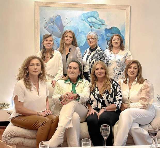 Soraya Castaño López, Luz Galeano Morales, Susana Castaño y Graciela de Restrepo. De pie: Beatriz Rojas Quiceno, Liliana Castaño