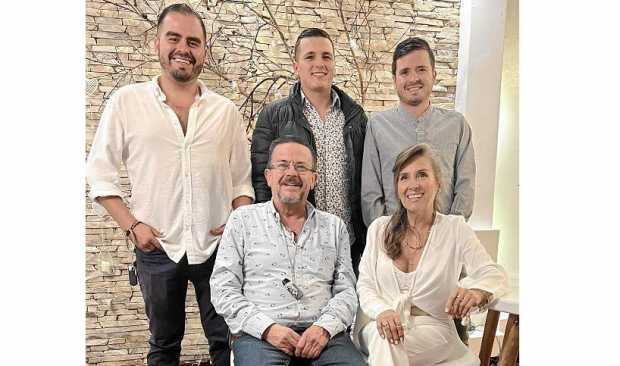 Fotos | Cortesía | LA PATRIA    Beatriz Rojas Quiceno e Ignacio Uribe, su esposo. Atrás sus hijos José, Pedro y Juan Uribe.