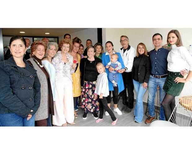 Ester Sierra Botero rodeada de su familia durante el desayuno de cumpleaños.
