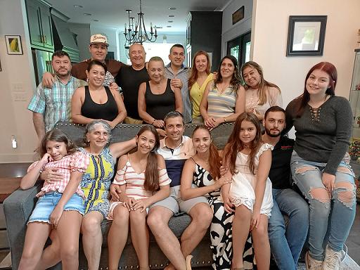 Sentados Alicia Hernández, Ercilia Hernández, Juana María Hernández, Juan Manuel Hernández, Diana Torres, Manuela Escobar, Aleja