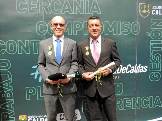 Holver Mauricio Cardona Aristizabal y Alexander Ocampo, recibieron por parte de la diputada neirana Jacqueline Vélez la medalla 
