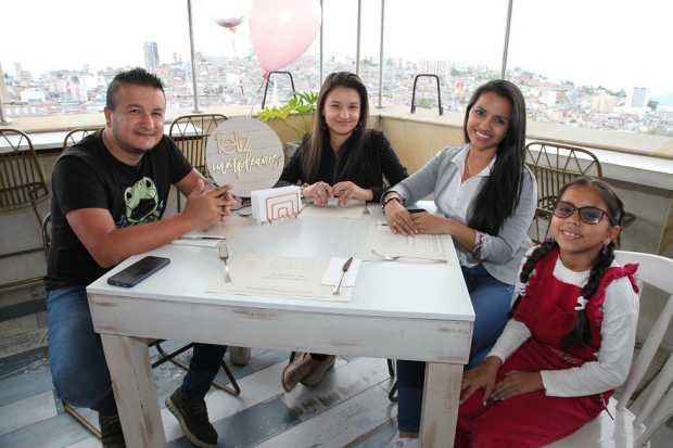 Fotos/Argemiro Idárraga/LA PATRIA    Óscar Durán García, Jenny Andrea Guzmán (cumpleañera), Daniela Durán y Dulce María Durán. 