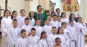 25 niños y niñas fueron consagrados como monaguillos con el padre John Édison Saldarriaga, quien cumplió un año de servicio, el 