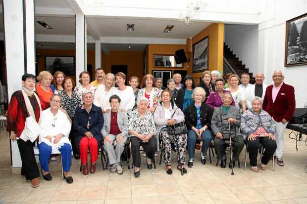 Grupo del personal jubilado tercera edad y asistentes al evento.