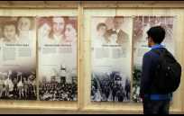  Un visitante observa una exposición con la vida de Ana Frank en el pabellón de Holanda en la XXIX Feria Internacional del Libro de Bogotá