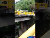 Motociclista cae desde un puente en Autopista del Café