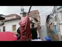 Se averió la imagen durante procesión en Riosuci y cayó sobre un acompañante