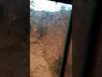 Bus atrapada en la vía entre Pácora y Aguadas