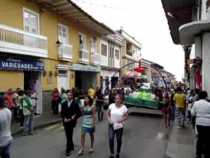 Desfile inaugural Festival de Teatro Tean