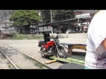 Estudiantes en Arauca se transportan en marranitas