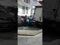 Un furgón perdió los frenos y chocó contra varios