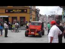 Desfile de carros antiguos en Villamaría