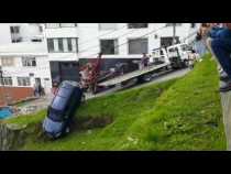 Mujer resultó ilesa tras perder el control de su vehículo