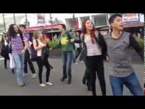 Estudiantes de la U. de Caldas por la Av. Santander