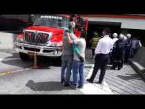 Obreros quedaron colgando del andamio en el centro comercial Fundadores Manizales