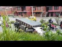 Volcamiento vehicular en la entrada a Villamaría