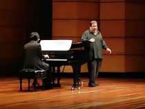 Gestos, un piano y la voz de Valeriano Lanchas