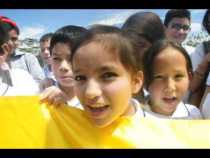 Estudiantes cantan el himno nacional