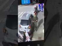 CERDO POLICÍA SE ROBA LA ANTENA DE UN CARRO EN PLENO DÍA