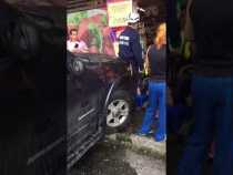 Un herido en choque de camioneta contra supermercado en Villa Pilar