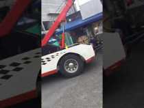 Vehículo rodó por una ladera en la Avenida Kevin Ángel