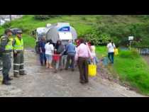 Entrega de agua en el barrio Persia