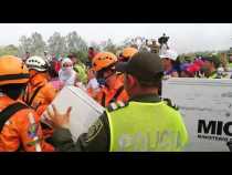 Policía venezolana incendia dos camiones con ayuda humanitaria