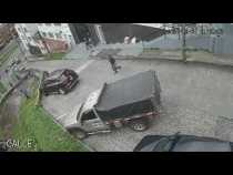 Camioneta se volcó en el túnel de la 52