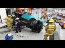 Carro se volcó en la falda a un costado del túnel de la 52