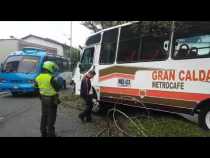 Buseta se subió a un separador en la Avenida Santander