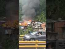 Dos casas afectadas por incendio en el barrio La Paz, en vía Panamericana
