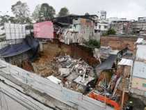 Colapsa vivienda a un lado de una construcción en Chipre