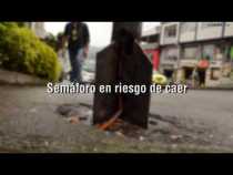 #DenuncieLP Semáforo en Plaza 51 en riesgo de caer