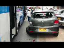 Choque entre tres vehículos deja dos personas lesionadas